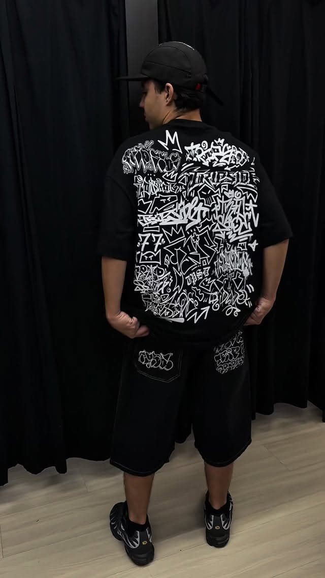 Cliente de costas com camiseta estampada Bella Black